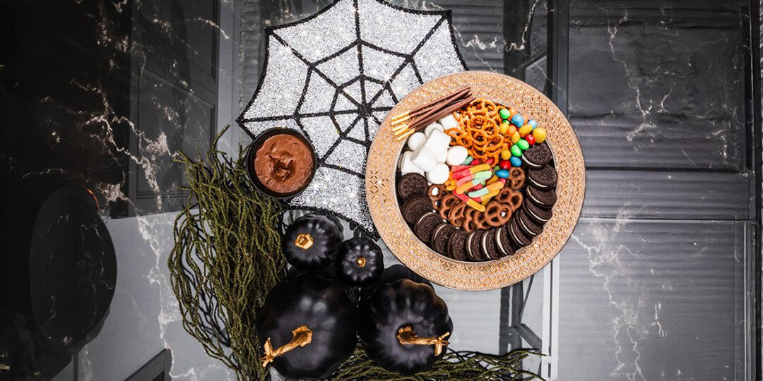 vista&amp;&#x23;x20&#x3B;a&amp;&#x23;xE9&#x3B;rea&amp;&#x23;x20&#x3B;de&amp;&#x23;x20&#x3B;un&amp;&#x23;x20&#x3B;tablero&amp;&#x23;x20&#x3B;de&amp;&#x23;x20&#x3B;golosinas&amp;&#x23;x20&#x3B;de&amp;&#x23;x20&#x3B;Halloween&amp;&#x23;x20&#x3B;con&amp;&#x23;x20&#x3B;estilo&amp;&#x23;x20&#x3B;glamoroso&amp;&#x23;x20&#x3B;con&amp;&#x23;x20&#x3B;plato&amp;&#x23;x20&#x3B;cargador&amp;&#x23;x20&#x3B;de&amp;&#x23;x20&#x3B;pedrer&amp;&#x23;xED&#x3B;a&amp;&#x23;x20&#x3B;y&amp;&#x23;x20&#x3B;dulces&amp;&#x23;x20&#x3B;coloridos