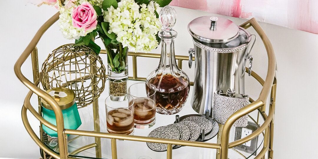 carrito&amp;&#x23;x20&#x3B;de&amp;&#x23;x20&#x3B;bar&amp;&#x23;x20&#x3B;dorado&amp;&#x23;x20&#x3B;estilizado&amp;&#x23;x20&#x3B;con&amp;&#x23;x20&#x3B;flores&amp;&#x23;x20&#x3B;frescas,&amp;&#x23;x20&#x3B;decantador&amp;&#x23;x20&#x3B;de&amp;&#x23;x20&#x3B;cristal,&amp;&#x23;x20&#x3B;posavasos&amp;&#x23;x20&#x3B;de&amp;&#x23;x20&#x3B;strass&amp;&#x23;x20&#x3B;y&amp;&#x23;x20&#x3B;accesorios&amp;&#x23;x20&#x3B;de&amp;&#x23;x20&#x3B;c&amp;&#x23;xF3&#x3B;ctel