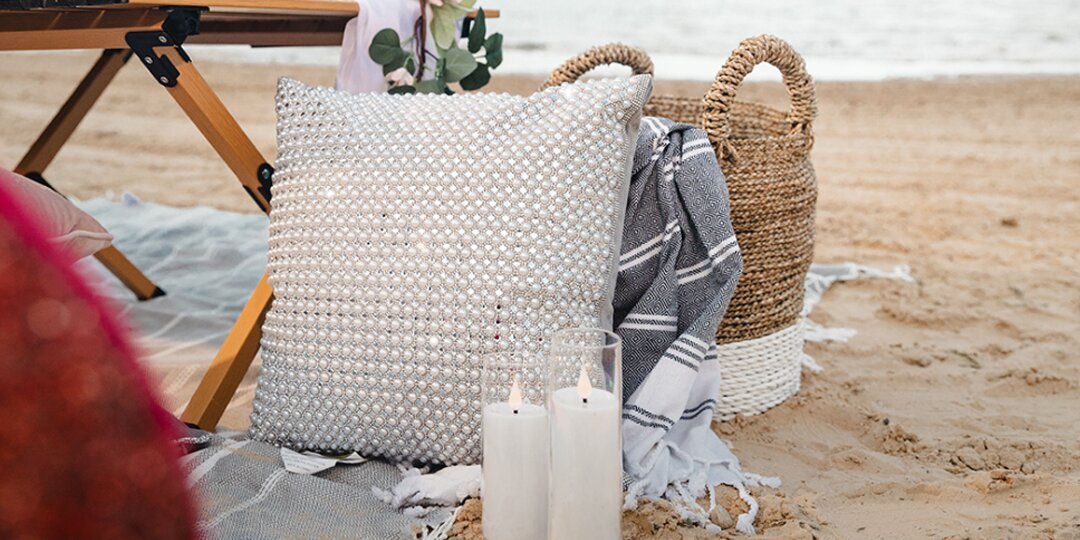 Installation&amp;&#x23;x20&#x3B;de&amp;&#x23;x20&#x3B;pique-nique&amp;&#x23;x20&#x3B;sur&amp;&#x23;x20&#x3B;la&amp;&#x23;x20&#x3B;plage&amp;&#x23;x20&#x3B;avec&amp;&#x23;x20&#x3B;coussin&amp;&#x23;x20&#x3B;d&amp;&#x23;xE9&#x3B;coratif&amp;&#x23;x20&#x3B;en&amp;&#x23;x20&#x3B;strass,&amp;&#x23;x20&#x3B;bougies&amp;&#x23;x20&#x3B;et&amp;&#x23;x20&#x3B;panier&amp;&#x23;x20&#x3B;tress&amp;&#x23;xE9&#x3B;&amp;&#x23;x20&#x3B;sur&amp;&#x23;x20&#x3B;le&amp;&#x23;x20&#x3B;sable