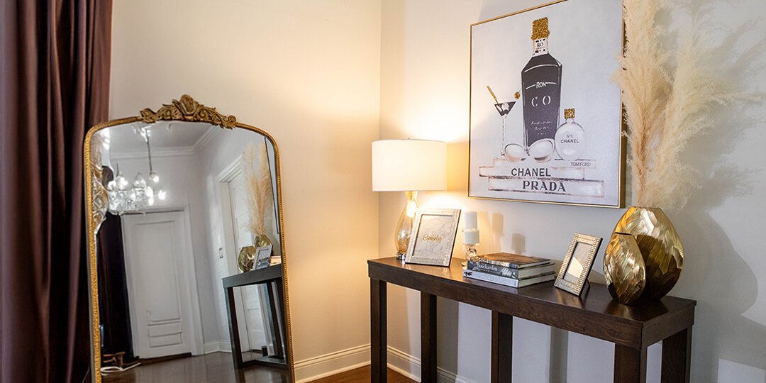 glam&amp;&#x23;x20&#x3B;rhinestone-framed&amp;&#x23;x20&#x3B;mirror&amp;&#x23;x20&#x3B;styled&amp;&#x23;x20&#x3B;above&amp;&#x23;x20&#x3B;white&amp;&#x23;x20&#x3B;console&amp;&#x23;x20&#x3B;table&amp;&#x23;x20&#x3B;in&amp;&#x23;x20&#x3B;entryway