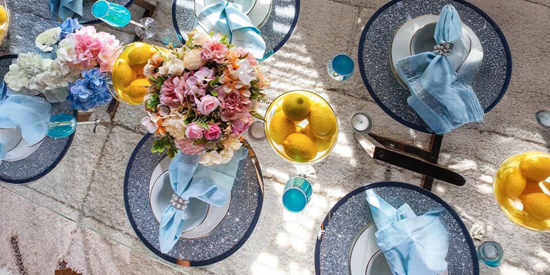 Decoraci&amp;&#x23;xF3&#x3B;n&amp;&#x23;x20&#x3B;de&amp;&#x23;x20&#x3B;mesa&amp;&#x23;x20&#x3B;de&amp;&#x23;x20&#x3B;D&amp;&#x23;xED&#x3B;a&amp;&#x23;x20&#x3B;de&amp;&#x23;x20&#x3B;la&amp;&#x23;x20&#x3B;Madre&amp;&#x23;x20&#x3B;glamorosa&amp;&#x23;x20&#x3B;con&amp;&#x23;x20&#x3B;florales&amp;&#x23;x20&#x3B;rosados&amp;&#x23;x20&#x3B;y&amp;&#x23;x20&#x3B;blancos,&amp;&#x23;x20&#x3B;platos&amp;&#x23;x20&#x3B;de&amp;&#x23;x20&#x3B;carga&amp;&#x23;x20&#x3B;de&amp;&#x23;x20&#x3B;pedrer&amp;&#x23;xED&#x3B;a&amp;&#x23;x20&#x3B;y&amp;&#x23;x20&#x3B;servilletas&amp;&#x23;x20&#x3B;azules&amp;&#x23;x20&#x3B;suaves