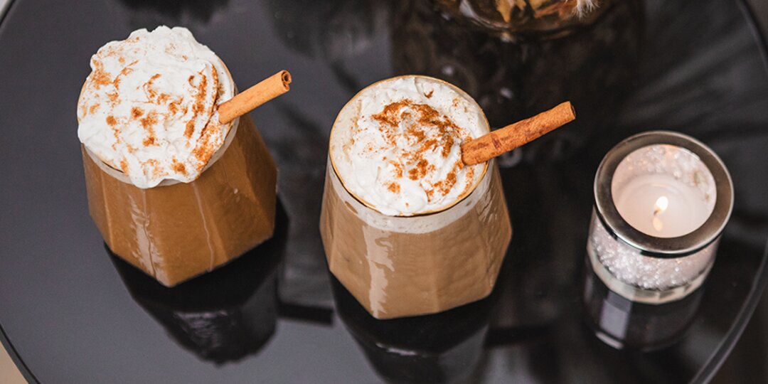 Lattes&amp;&#x23;x20&#x3B;de&amp;&#x23;x20&#x3B;especias&amp;&#x23;x20&#x3B;de&amp;&#x23;x20&#x3B;calabaza&amp;&#x23;x20&#x3B;con&amp;&#x23;x20&#x3B;bourbon,&amp;&#x23;x20&#x3B;cubiertos&amp;&#x23;x20&#x3B;con&amp;&#x23;x20&#x3B;crema&amp;&#x23;x20&#x3B;batida&amp;&#x23;x20&#x3B;y&amp;&#x23;x20&#x3B;palito&amp;&#x23;x20&#x3B;de&amp;&#x23;x20&#x3B;canela&amp;&#x23;x20&#x3B;en&amp;&#x23;x20&#x3B;tazas&amp;&#x23;x20&#x3B;acogedoras&amp;&#x23;x20&#x3B;de&amp;&#x23;x20&#x3B;oto&amp;&#x23;xF1&#x3B;o