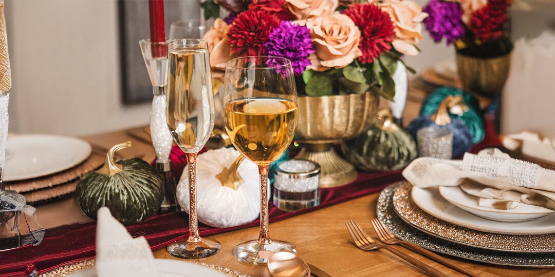 Close-up&amp;&#x23;x20&#x3B;of&amp;&#x23;x20&#x3B;Vetrina&amp;&#x23;x20&#x3B;stem&amp;&#x23;x20&#x3B;champagne&amp;&#x23;x20&#x3B;flutes&amp;&#x23;x20&#x3B;and&amp;&#x23;x20&#x3B;wine&amp;&#x23;x20&#x3B;glasses&amp;&#x23;x20&#x3B;with&amp;&#x23;x20&#x3B;fall&amp;&#x23;x20&#x3B;floral&amp;&#x23;x20&#x3B;centerpiece