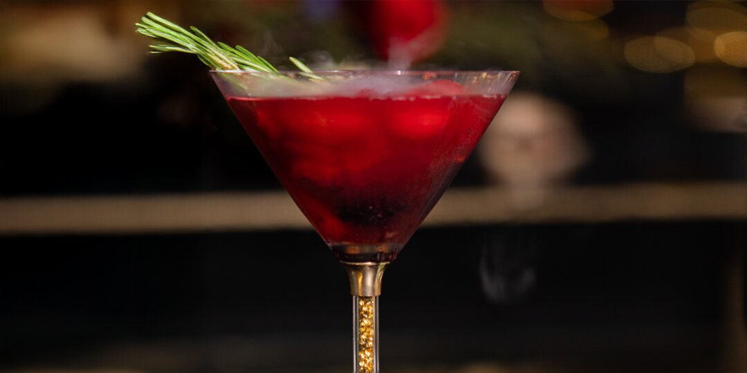 copa&amp;&#x23;x20&#x3B;de&amp;&#x23;x20&#x3B;martini&amp;&#x23;x20&#x3B;de&amp;&#x23;x20&#x3B;pedrer&amp;&#x23;xED&#x3B;a&amp;&#x23;x20&#x3B;dorada&amp;&#x23;x20&#x3B;con&amp;&#x23;x20&#x3B;l&amp;&#x23;xED&#x3B;quido&amp;&#x23;x20&#x3B;rojo&amp;&#x23;x20&#x3B;en&amp;&#x23;x20&#x3B;su&amp;&#x23;x20&#x3B;interior&amp;&#x23;x20&#x3B;y&amp;&#x23;x20&#x3B;humo