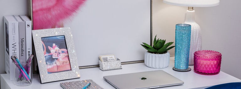 plante succulente et bougie rose sur bureau de bureau à domicile glamour