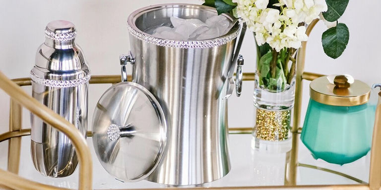 cubo de hielo y coctelera con borde de strass estilizados en carrito de bar espejado glamuroso