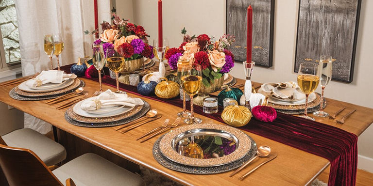Escenografía otoñal glamurosa con camino de mesa burdeos, calabazas de terciopelo y platos cargadores de rinestone dorados