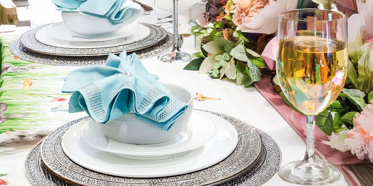 élégant couvert de Pâques avec serviette turquoise ornée de strass, sous-assiette métallique et vaisselle blanche