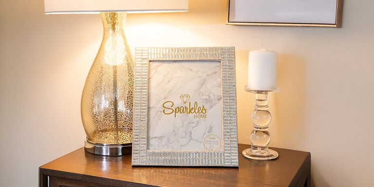 marco de pedrería brillante de Sparkles en la mesita de noche