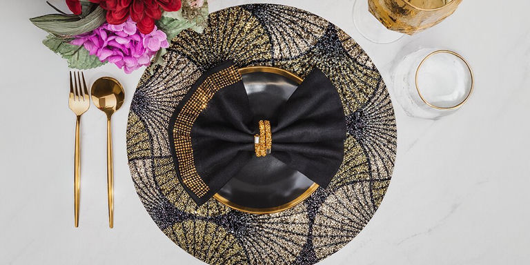 mantel individual Luminous Fan negro y dorado combinado con servilleta negra y anillo de servilleta dorado para un ajuste formal de mesa