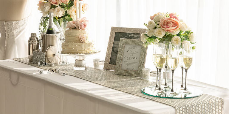 corredor de mesa Madison Avenue con pedrería brillante diseñado para una mesa de postres de boda con copas de champán y flores