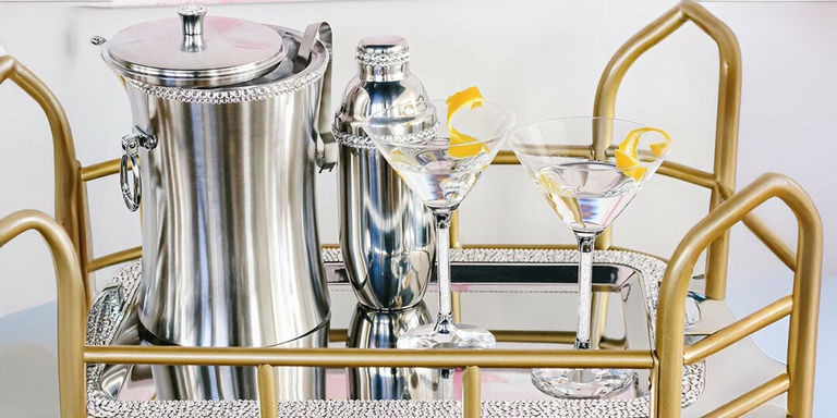 copas de martini con acentos de strass y coctelera en bandeja espejada con cubo de hielo