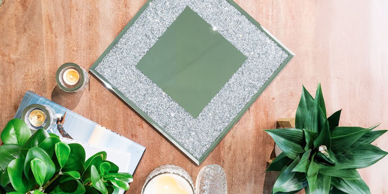 bandeja cuadrada con borde de strass brillante sobre una mesa de madera moderna
