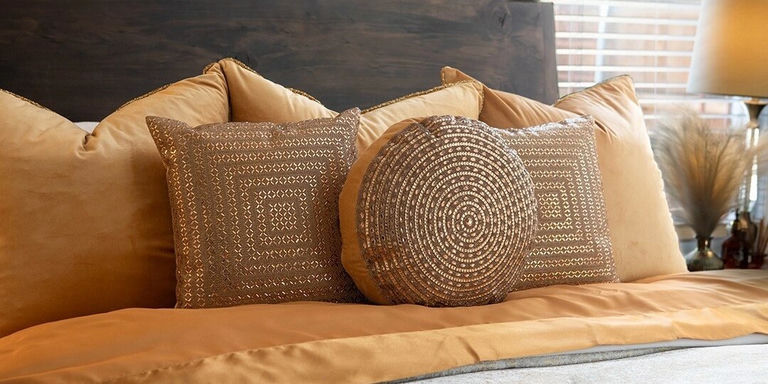 gold&amp;&#x23;x20&#x3B;rhinestone&amp;&#x23;x20&#x3B;square&amp;&#x23;x20&#x3B;and&amp;&#x23;x20&#x3B;round&amp;&#x23;x20&#x3B;pillows&amp;&#x23;x20&#x3B;on&amp;&#x23;x20&#x3B;golden&amp;&#x23;x20&#x3B;velvet&amp;&#x23;x20&#x3B;bedding&amp;&#x23;x20&#x3B;in&amp;&#x23;x20&#x3B;elegant&amp;&#x23;x20&#x3B;bedroom