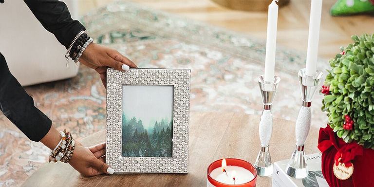 Cadre&amp;&#x23;x20&#x3B;Montaigne&amp;&#x23;x20&#x3B;en&amp;&#x23;x20&#x3B;strass&amp;&#x23;x20&#x3B;avec&amp;&#x23;x20&#x3B;bougeoirs&amp;&#x23;x20&#x3B;Vetrina&amp;&#x23;x20&#x3B;en&amp;&#x23;x20&#x3B;argent