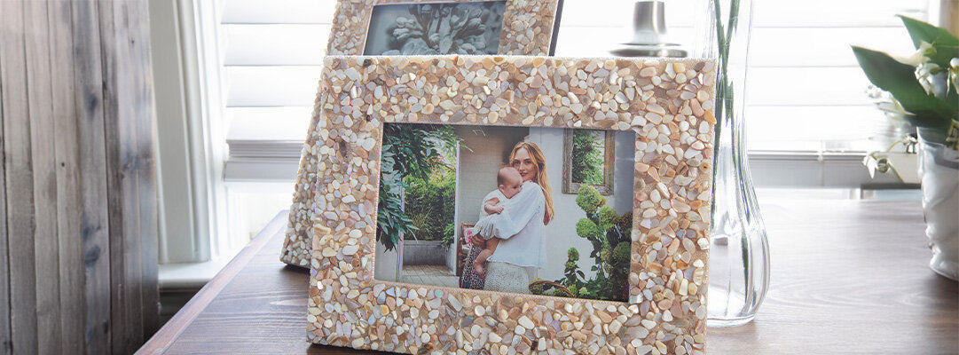 Sparkly&amp;&#x23;x20&#x3B;silver&amp;&#x23;x20&#x3B;frames&amp;&#x23;x20&#x3B;family&amp;&#x23;x20&#x3B;memories&amp;&#x23;x20&#x3B;wooden&amp;&#x23;x20&#x3B;table