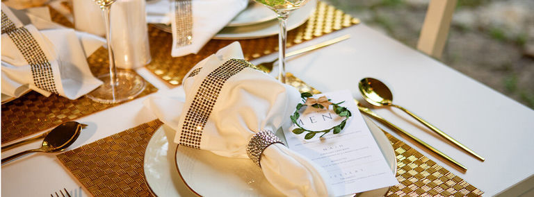 Table&amp;&#x23;x20&#x3B;ext&amp;&#x23;xE9&#x3B;rieure&amp;&#x23;x20&#x3B;&amp;&#x23;xE9&#x3B;l&amp;&#x23;xE9&#x3B;gante&amp;&#x23;x20&#x3B;avec&amp;&#x23;x20&#x3B;serviettes&amp;&#x23;x20&#x3B;blanches&amp;&#x23;x20&#x3B;dans&amp;&#x23;x20&#x3B;des&amp;&#x23;x20&#x3B;ronds&amp;&#x23;x20&#x3B;dor&amp;&#x23;xE9&#x3B;s&amp;&#x23;x20&#x3B;orn&amp;&#x23;xE9&#x3B;s&amp;&#x23;x20&#x3B;de&amp;&#x23;x20&#x3B;strass,&amp;&#x23;x20&#x3B;assiettes&amp;&#x23;x20&#x3B;de&amp;&#x23;x20&#x3B;pr&amp;&#x23;xE9&#x3B;sentation&amp;&#x23;x20&#x3B;en&amp;&#x23;x20&#x3B;cristal&amp;&#x23;x20&#x3B;et&amp;&#x23;x20&#x3B;couverts&amp;&#x23;x20&#x3B;dor&amp;&#x23;xE9&#x3B;s